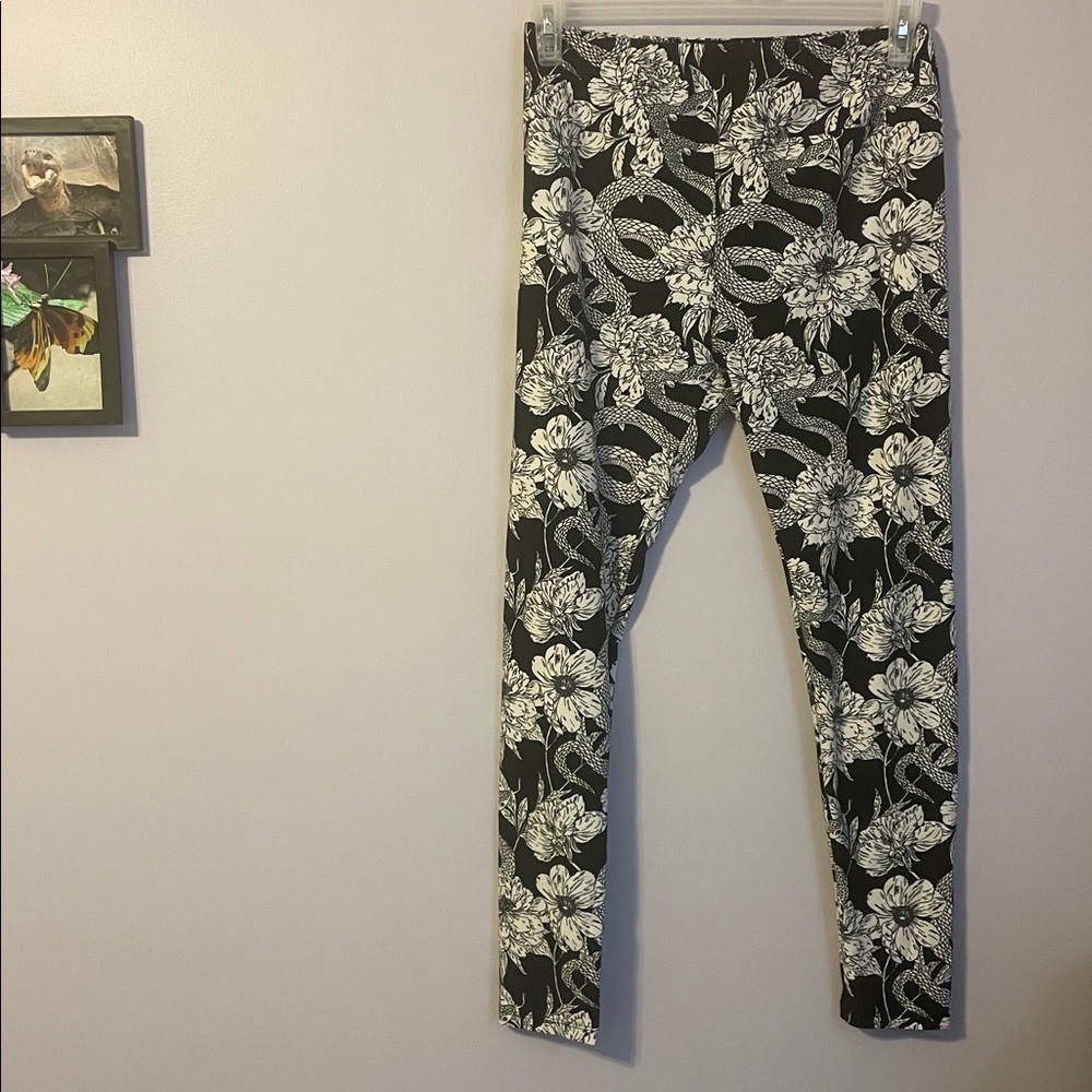 Lularoe Floral Snake Black White Leggings size Tall & Curvy